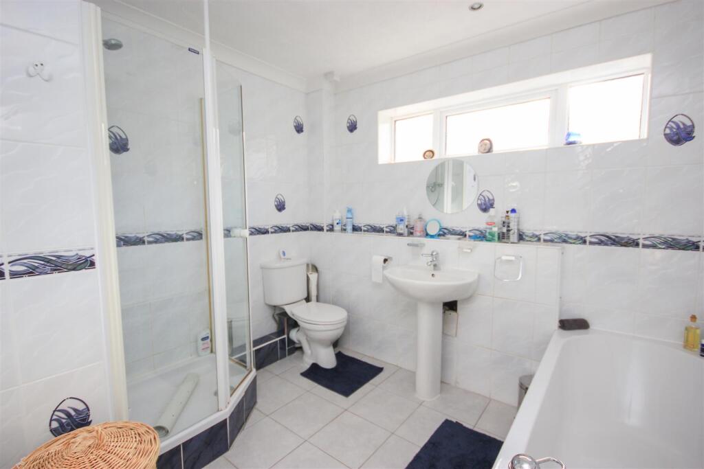 bathroom..jpg