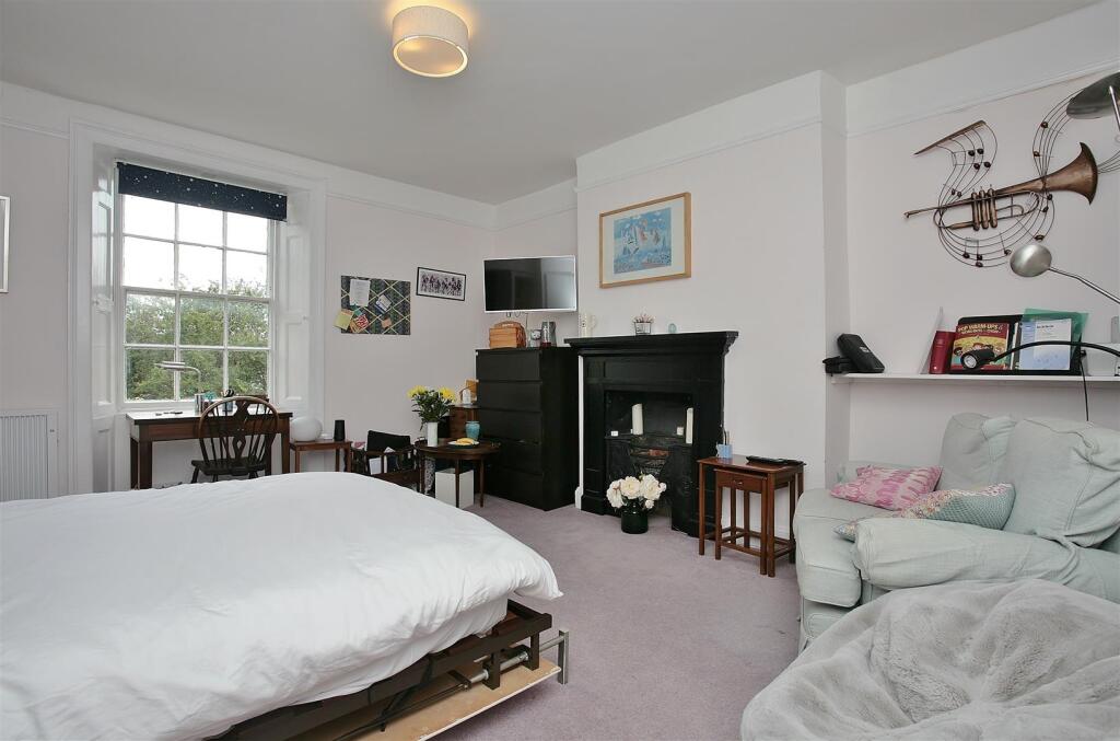Flat 7 Manor Court bedroom 1 (2).JPG