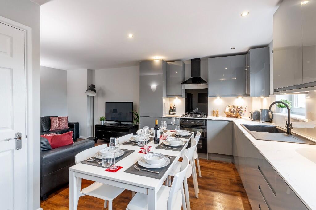 Kitchen / Lounge