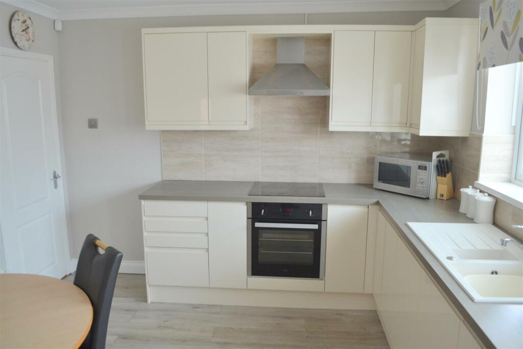 Kitchen 4.JPG