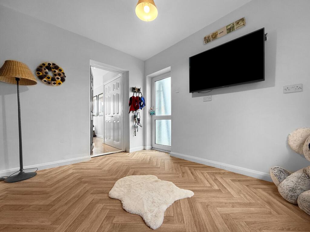 Sitting Room/Bedroom 5