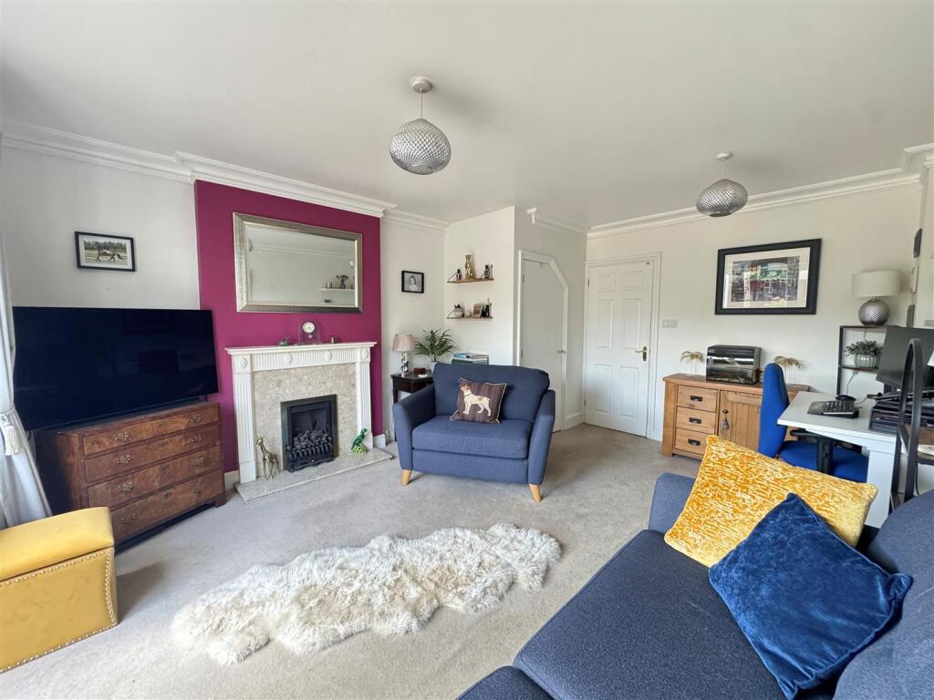 Sitting room 2.jpg