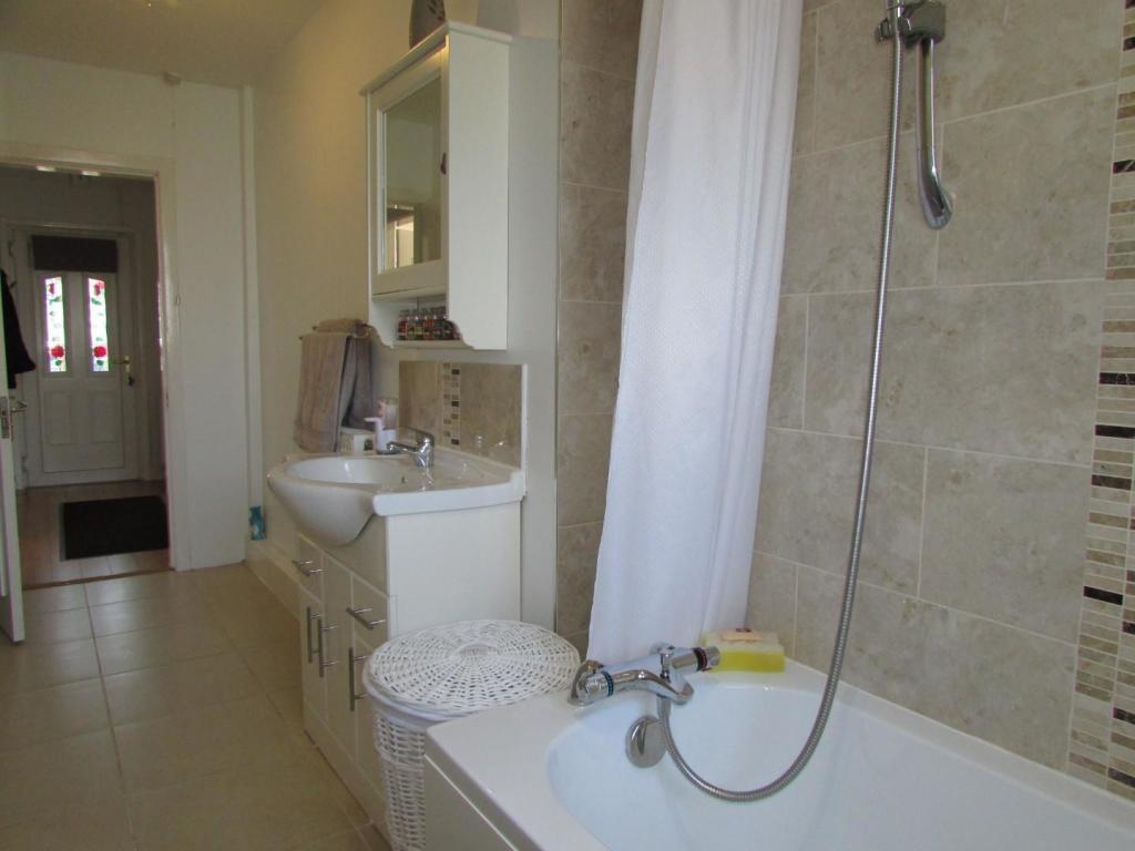 RichmondRd31bath3.JPG