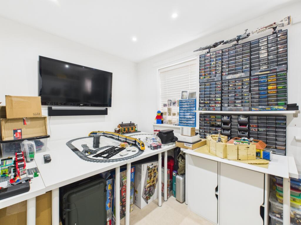 CAM03729G0-PR0057-STILL029