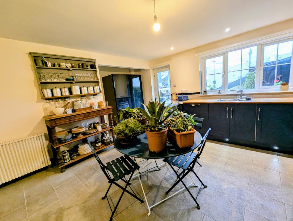 Kitchen/dining space
