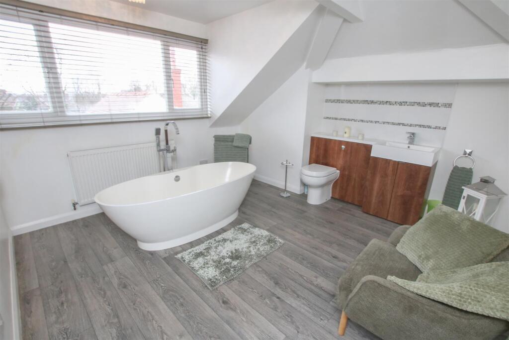 LUXURY HOUSE BATHROOM