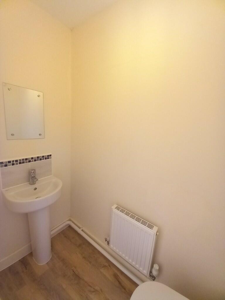 FITTED CLOAKROOM 