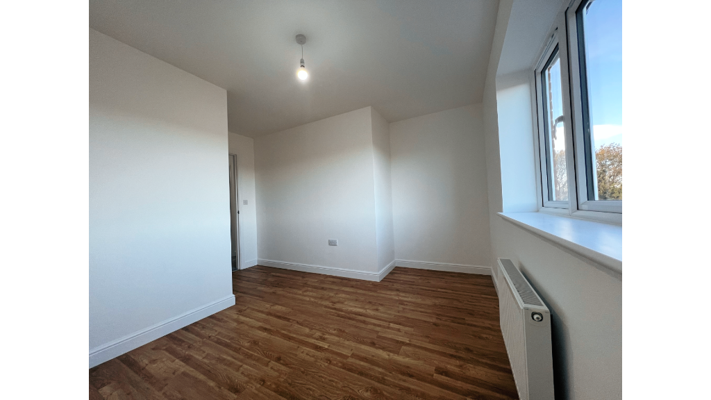 Bedroom 4 image 2