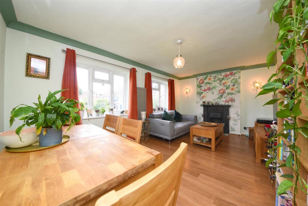 2_Elmwood_Court_Pic_12.jpg
