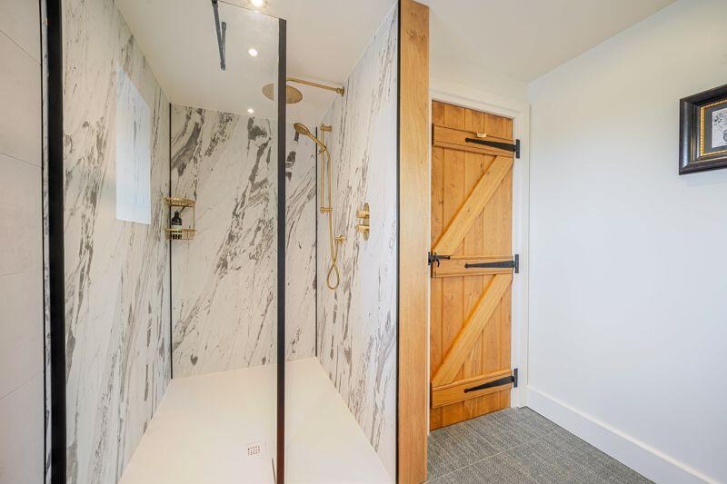 Principal bedroom en suite