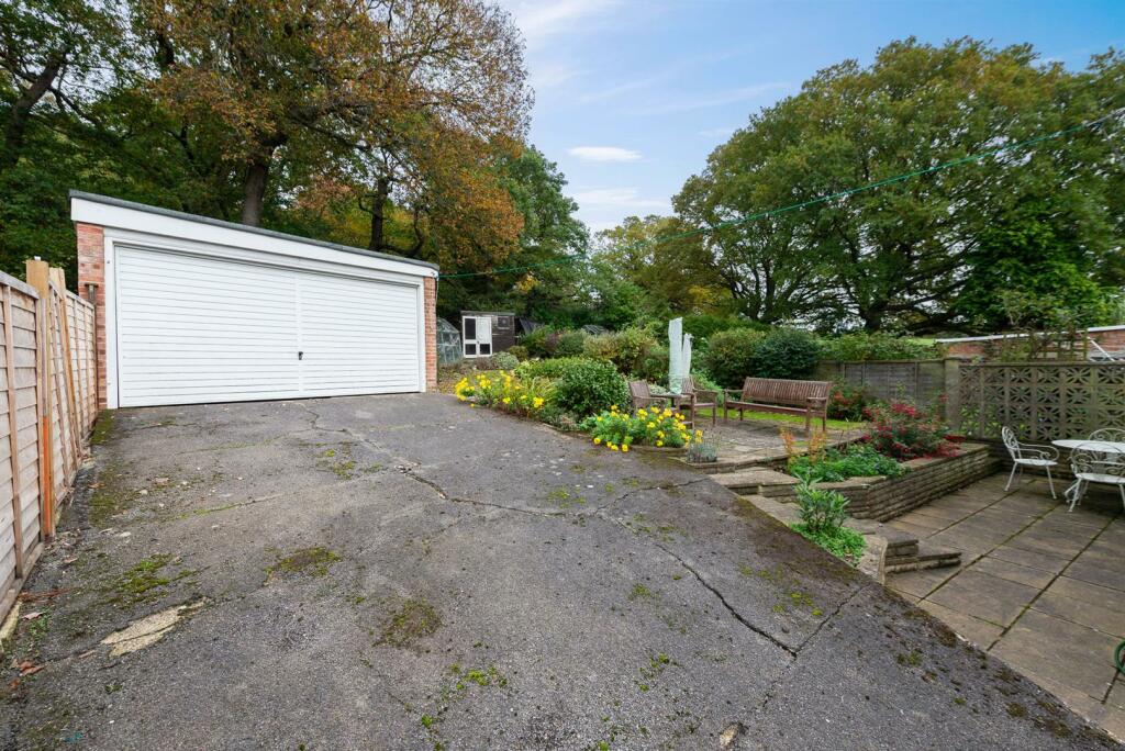 DETACHED DOUBLE GARAGE