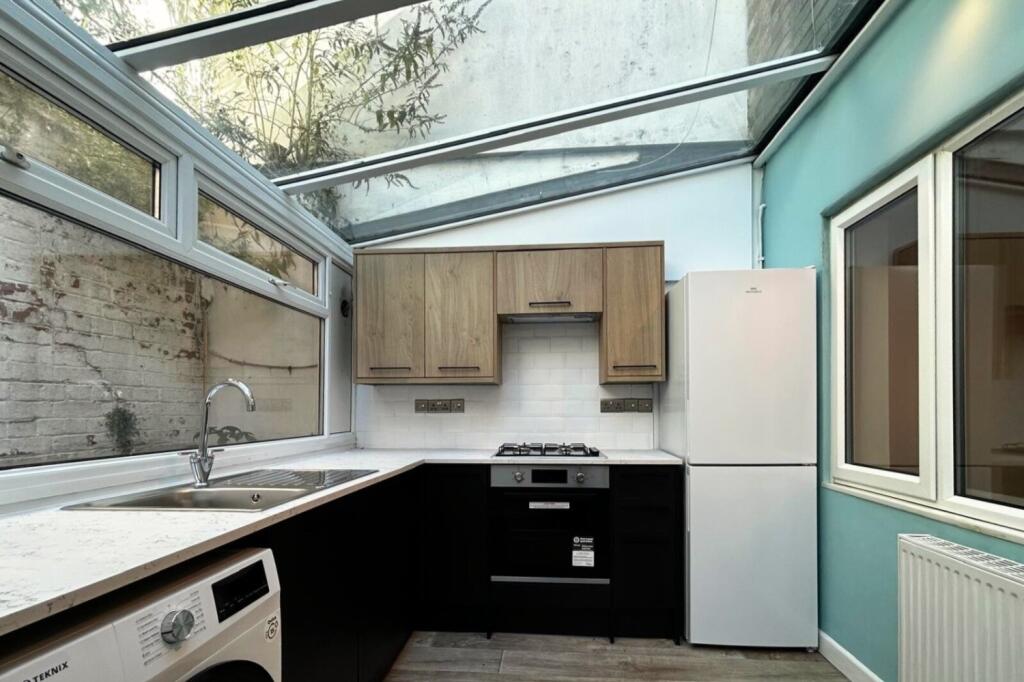 KITCHEN CLOSE UP 