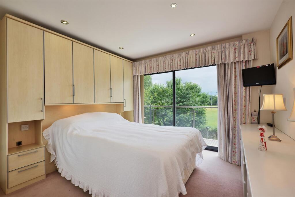 Flat 5 Barton West Barton Road (34).jpg