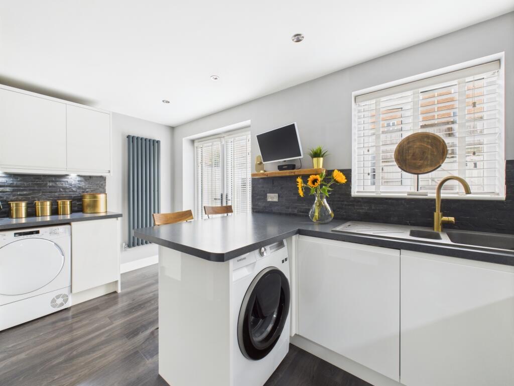 CAM03729G0-PR0079-STILL011