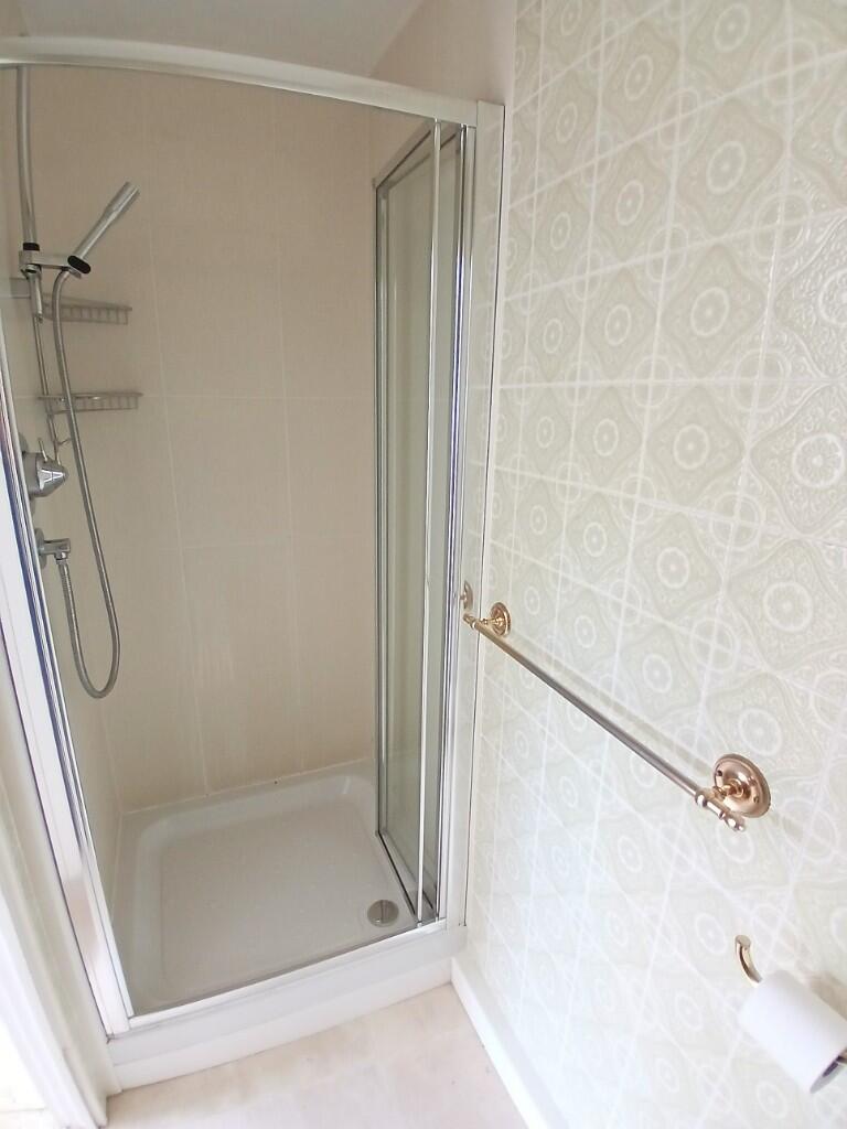 EN-SUITE SHOWER