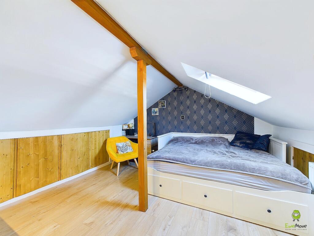 CAM03418G0-PR0183-STILL001