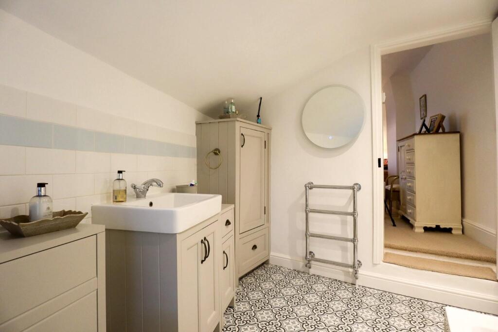 Bathroom (2).jpg