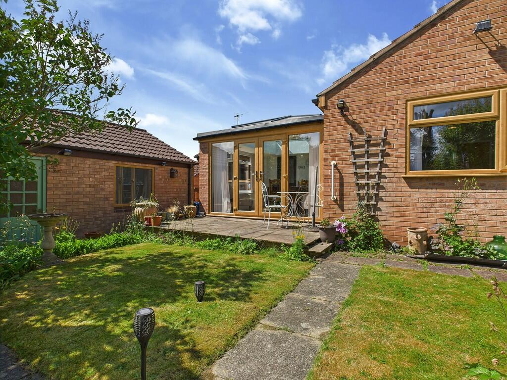 CAM04273G0-PR0136...