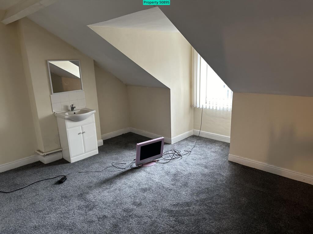 Room 5 with washing facilities