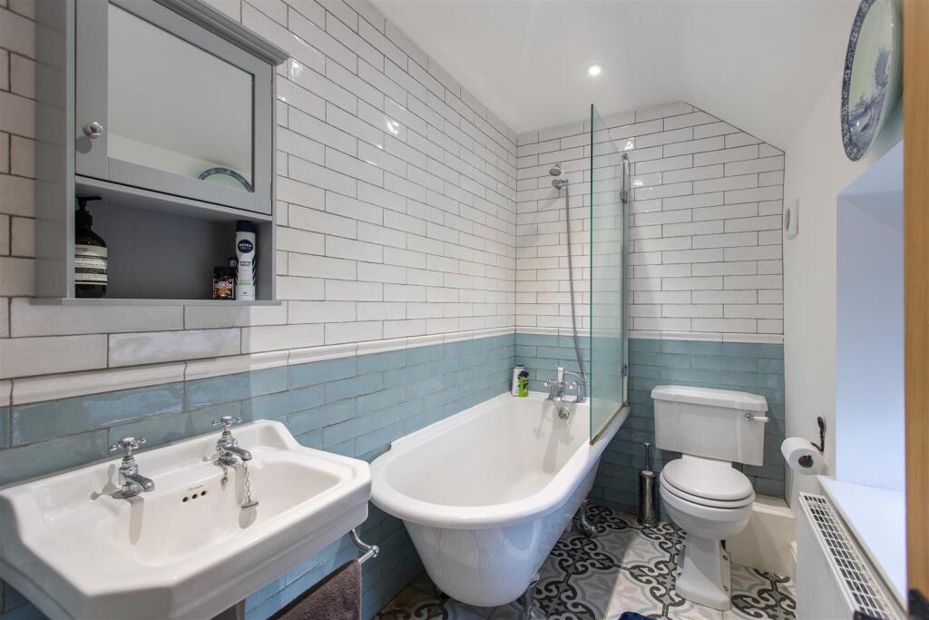 Daisy Cottage Bathroom.jpg