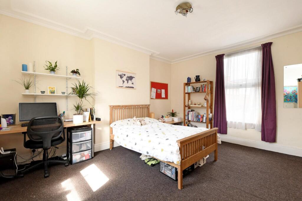 4a Ashdell Road, bedroom 1.jpg