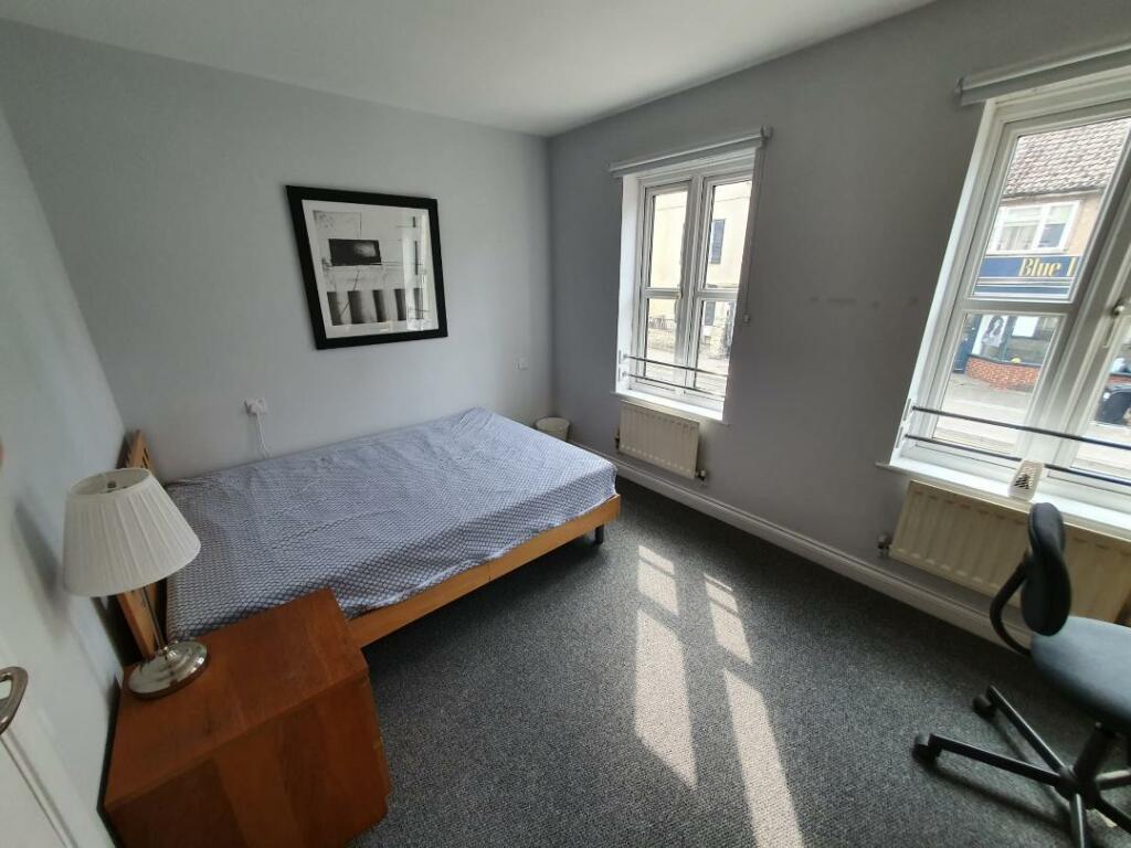17 Middle Floor Front Bedroom.jpg