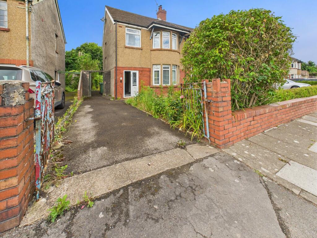 Driveway &amp; Front Entrance