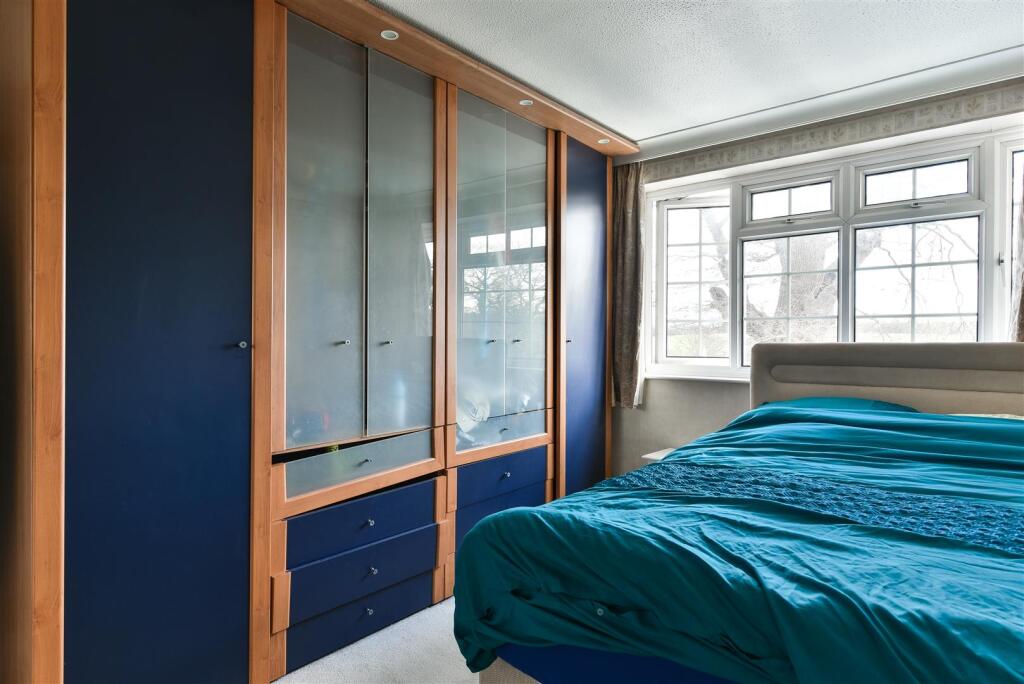 (Clean) 203 Gilders Road-Chessington (8 of 13).jpg