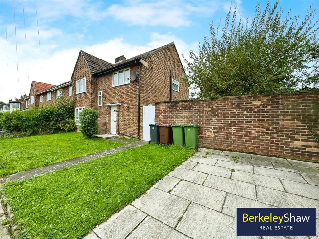 Front elevation &amp; driveway