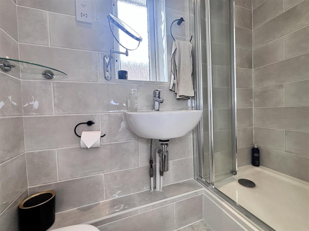 ensuite1.jpg