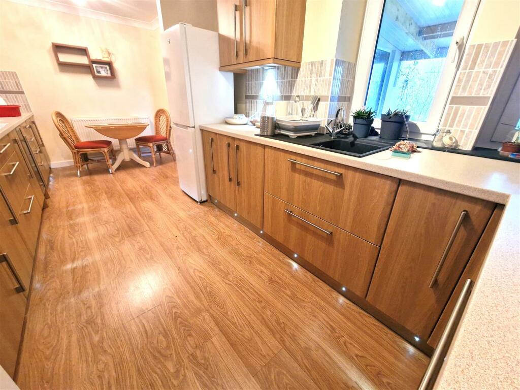 kitchen dining.jpg