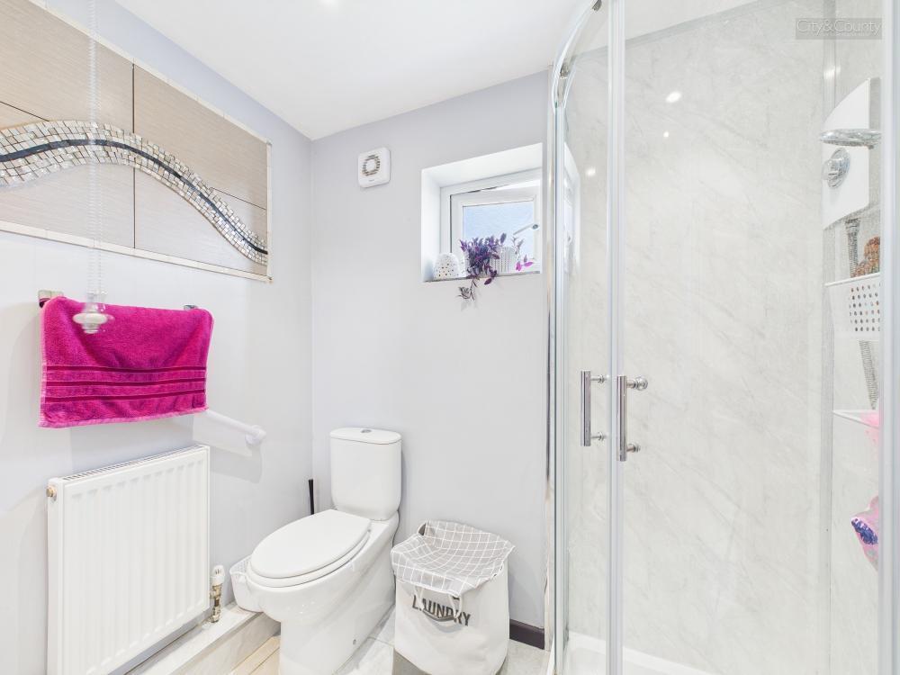 En-Suite To Master Bedroom