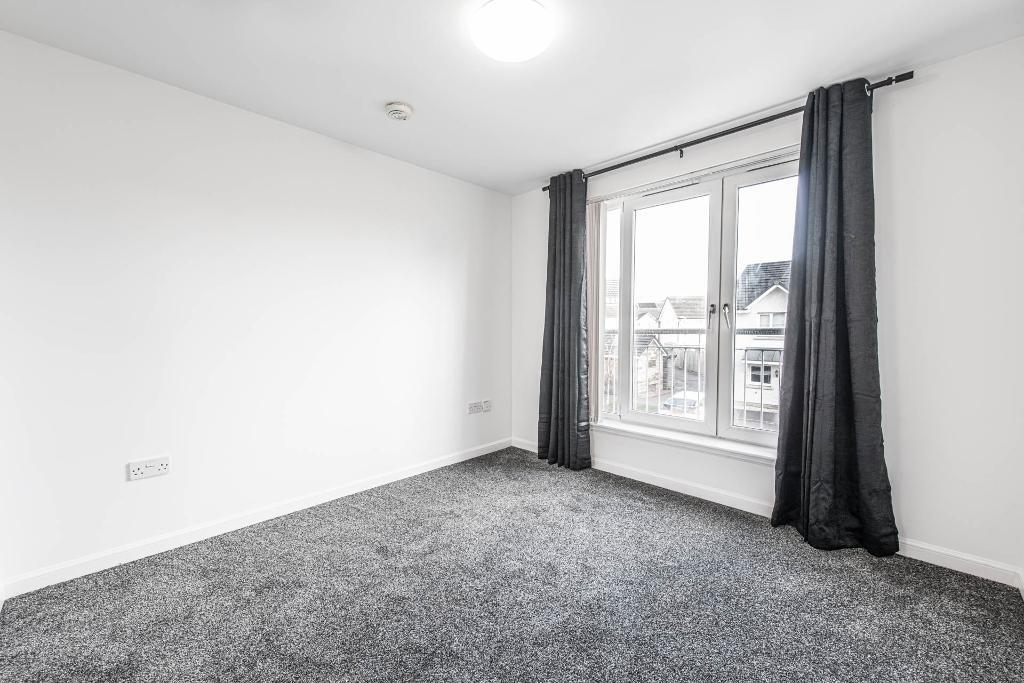 LARGE MASTER BEDROOM