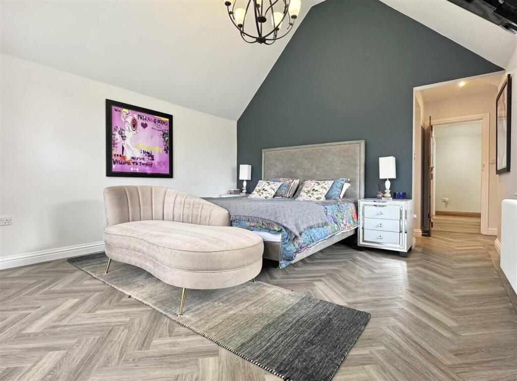 Master Bedroom b.jpg