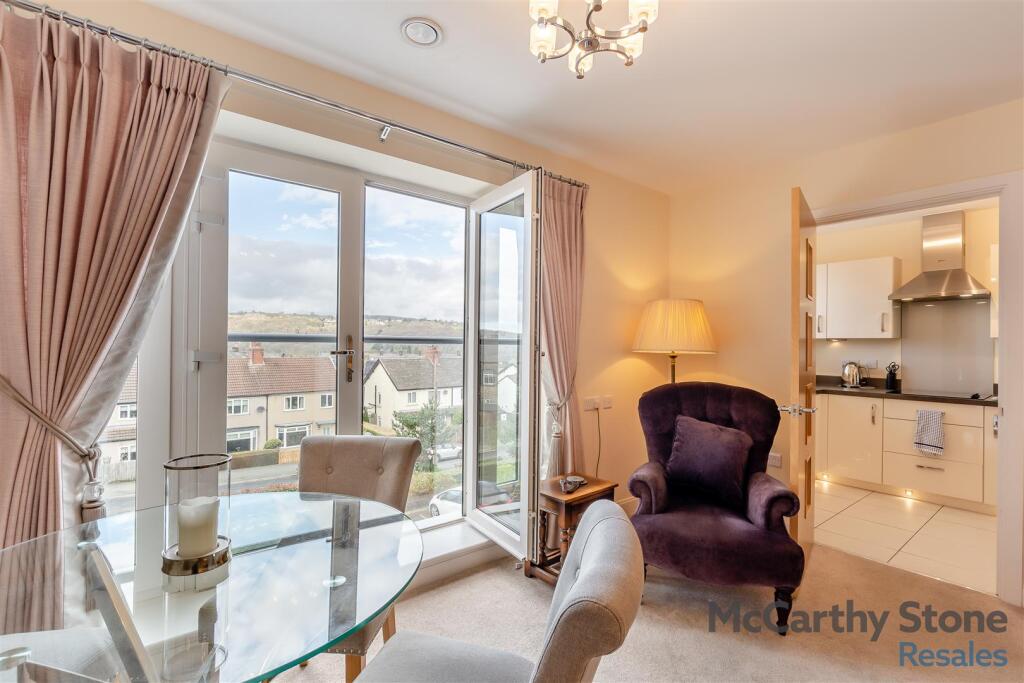 8639913-interior10.jpg