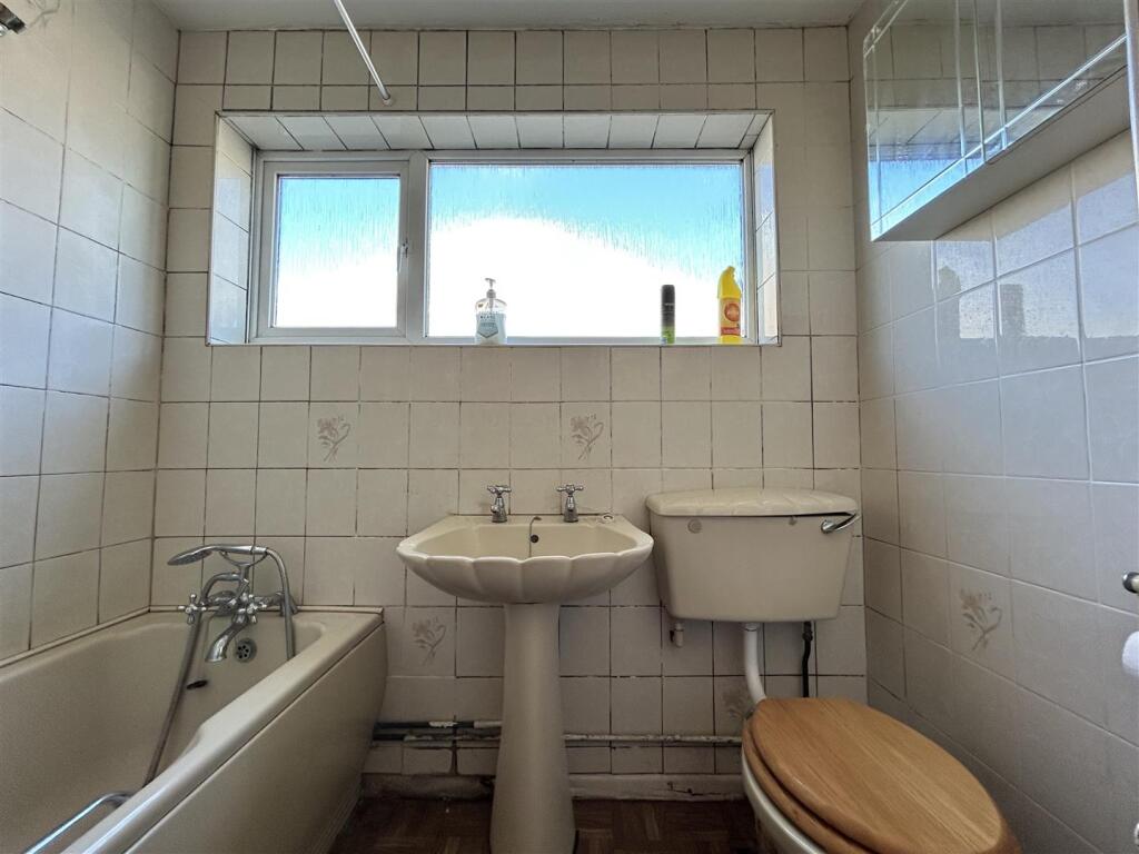 BATHROOM[1].jpeg