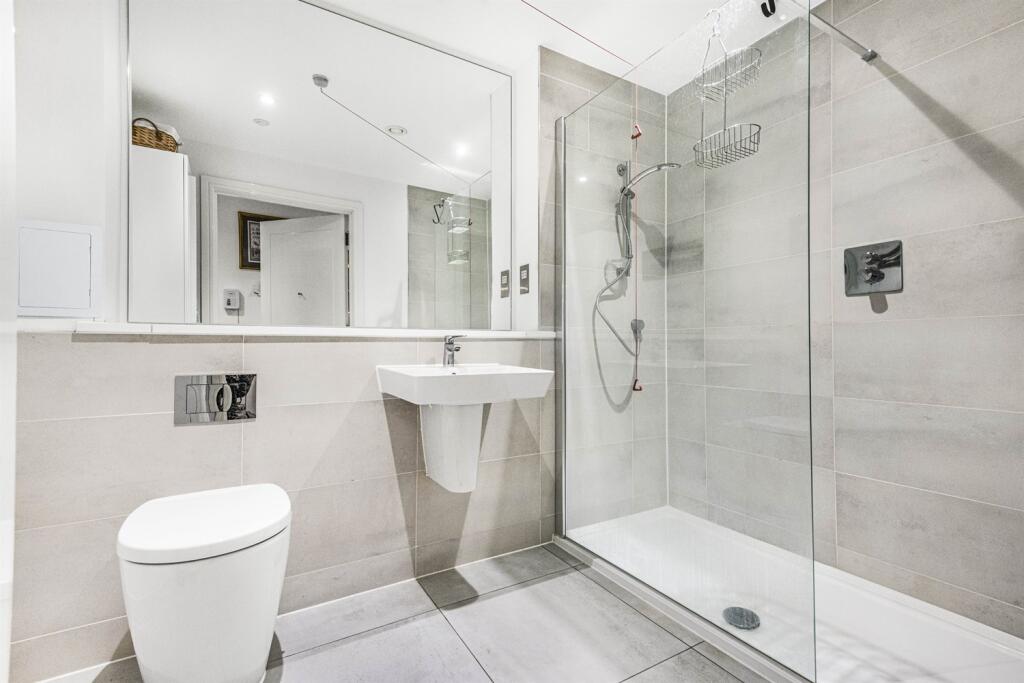 Bathroom (Shower Roo