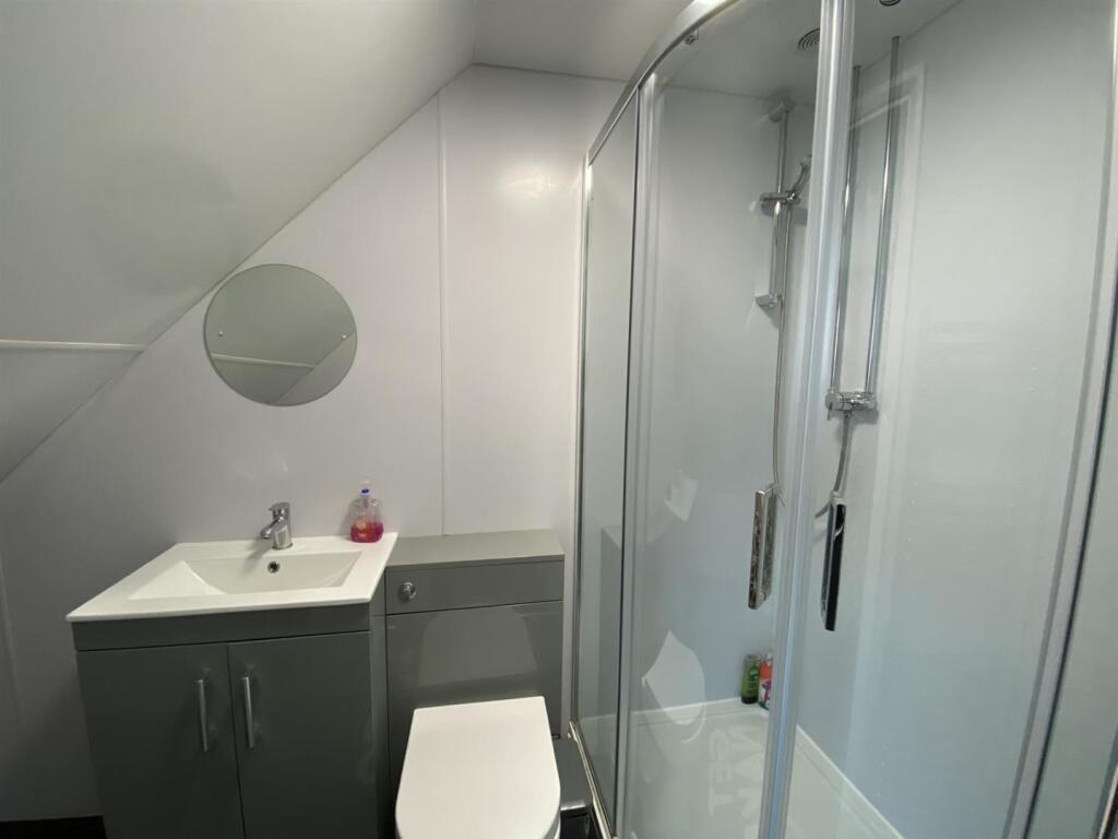 En-suite to bedroom 1