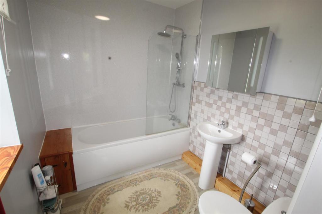 master ensuite.JPG