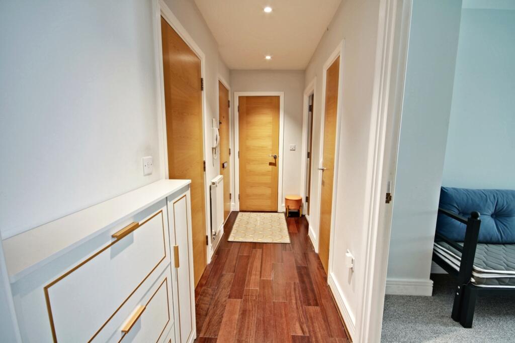 117 QMH - Hallway-front door