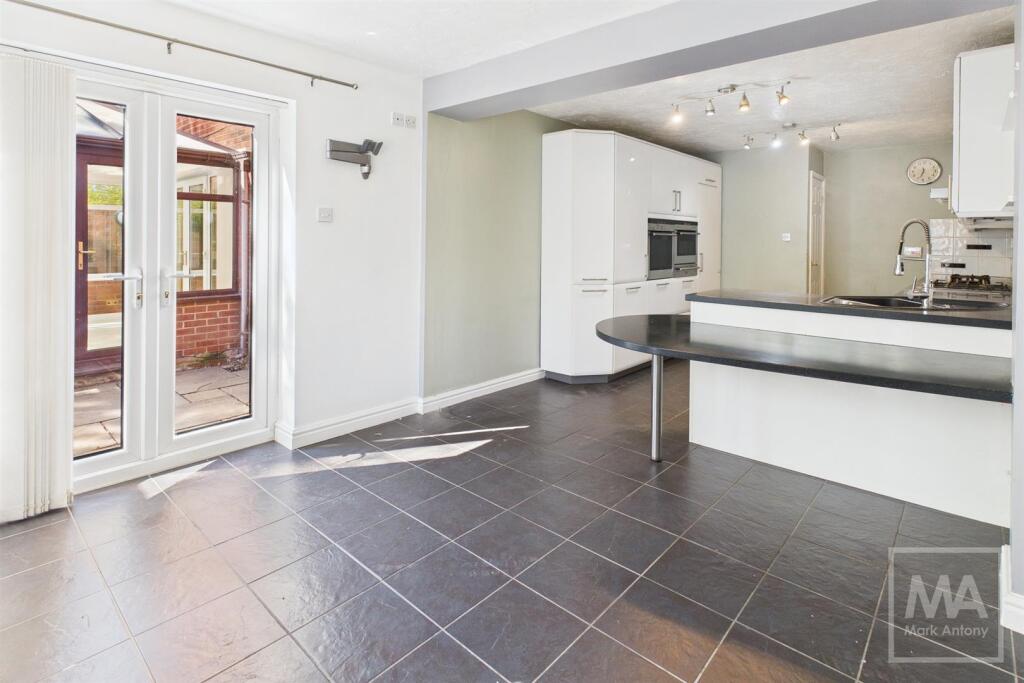 Kitchen/Dining Area