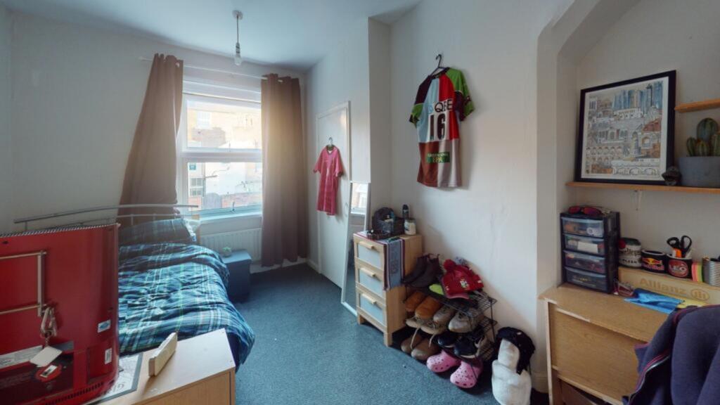 A cozy and inviting double bedroom with good na...