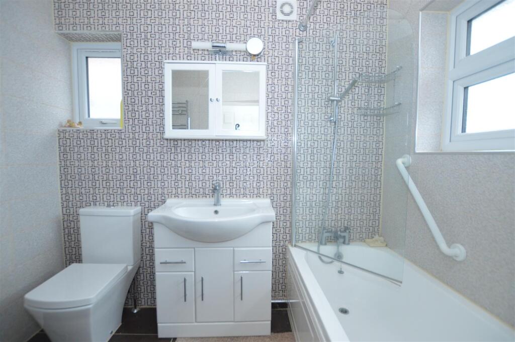 18 Roseville Avenue Bathroom up.JPG