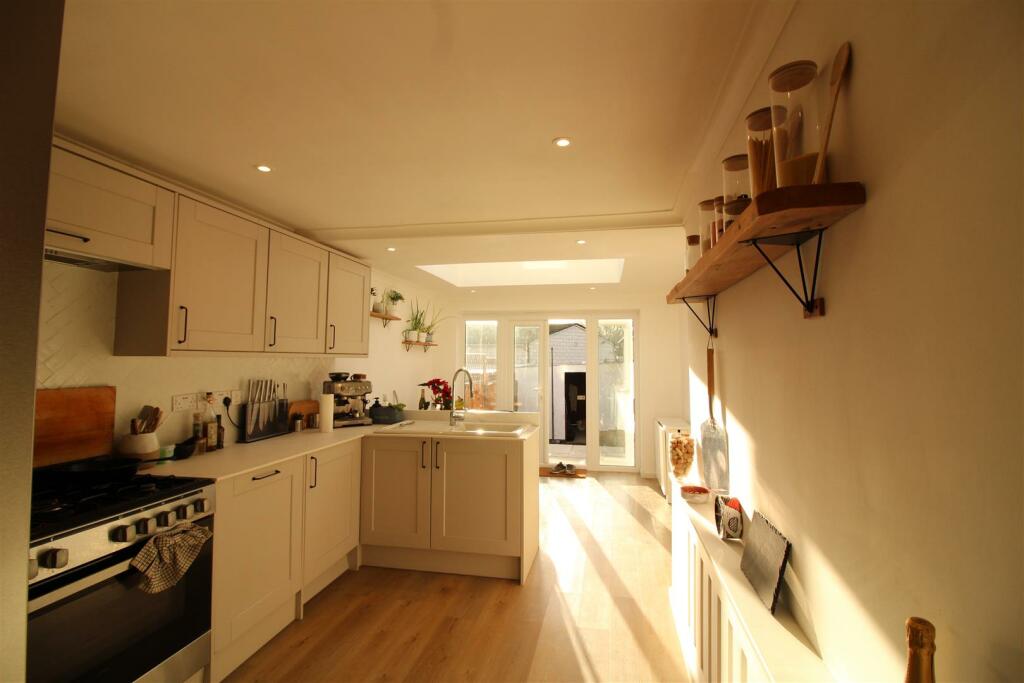 KITCHEN/DINER (2)