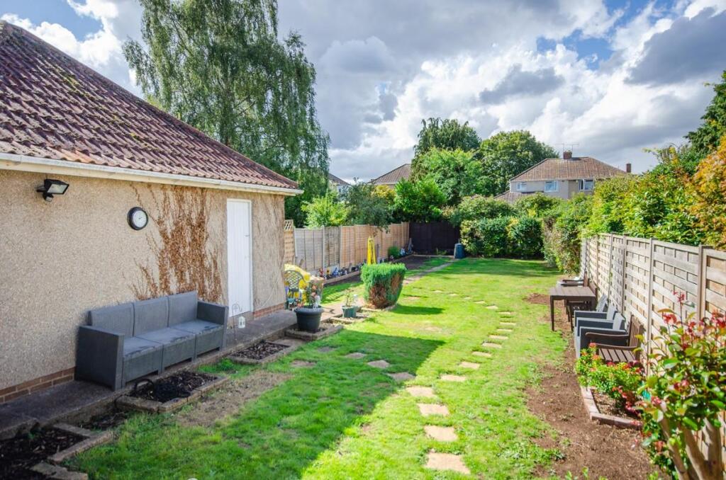 Rear garden pic 2.jpg