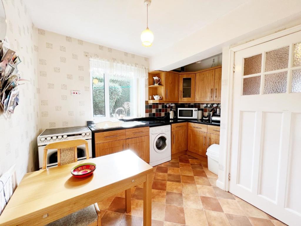 Kitchen pic 1.jpg