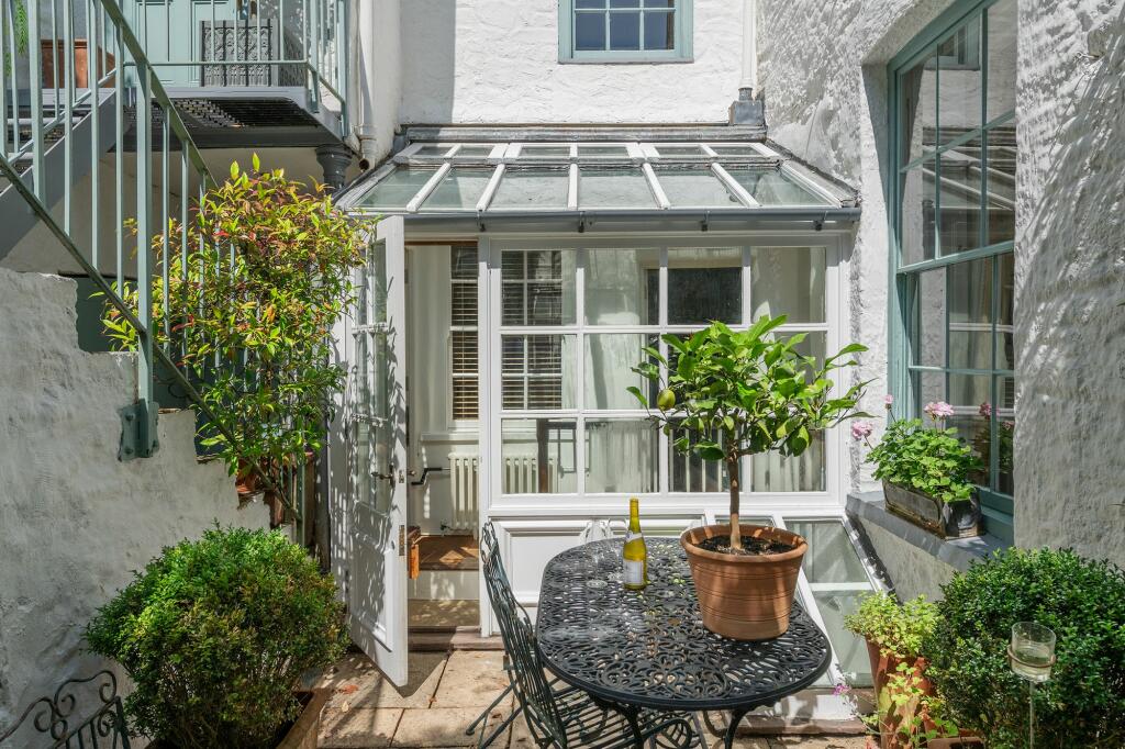 The Mission House, Bayards Cove, Dartmouth - Courtyard