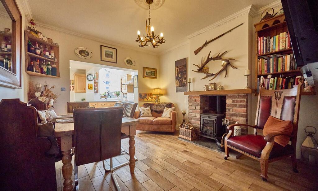 LOUNGE/DINING AREA