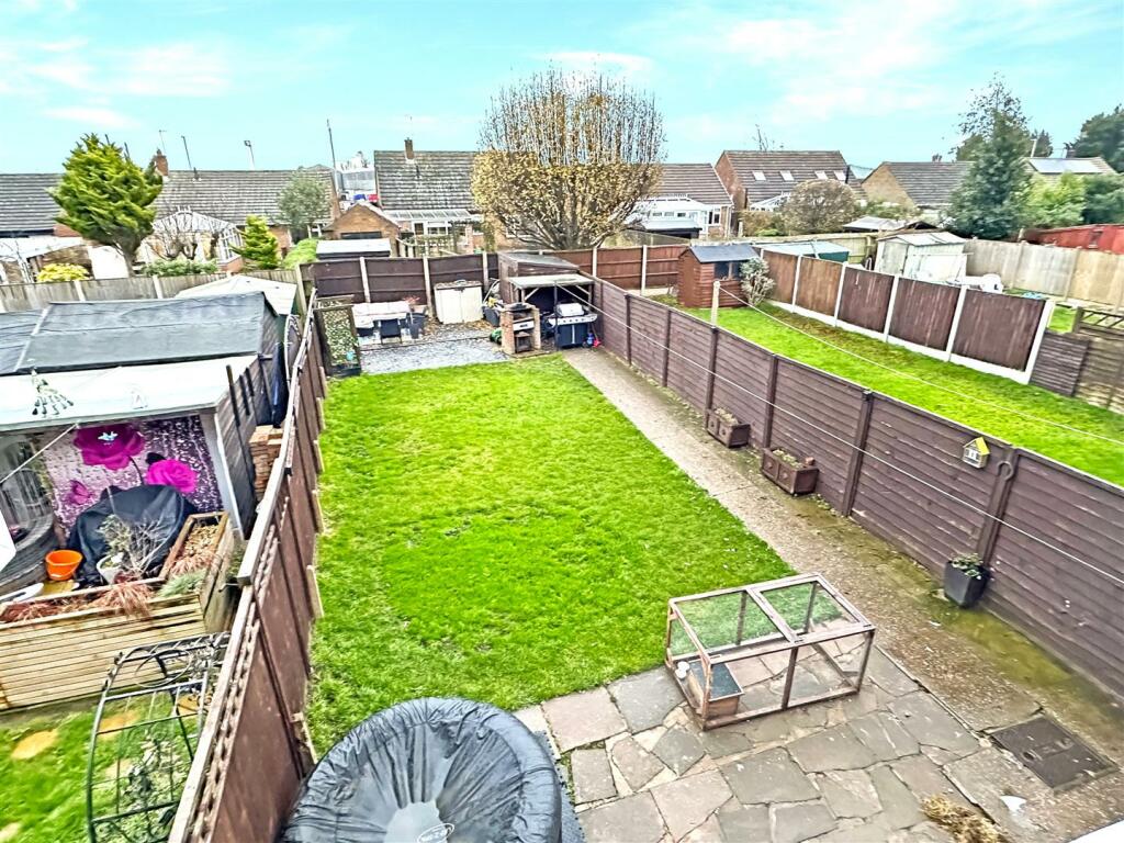 Well-Appointed Enclosed Garden 822
