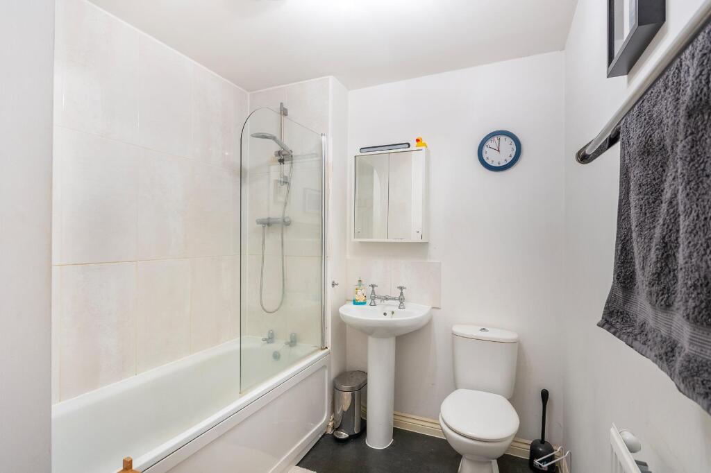 2G8CWCV - Bathroom A.jpg